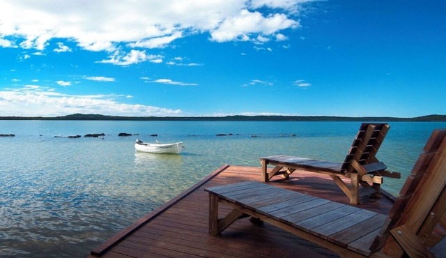Noosa Luxury Lakehouse 3 bdrm (1 bdrm lockoff) Noosa's favourite lake retreat