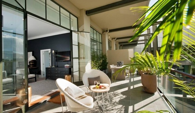 NY-style apt, 2 bed, large sunny terrace, rooftop pool, Auckland City in Auckland CBD