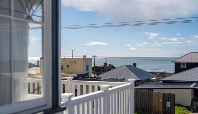 Ocean Breeze - Modern Comfort with Outdoor Entertaining and Ocean Views