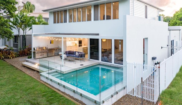 Ocean House - 4 BR with Media Room & Private Pool - 100m to Beach