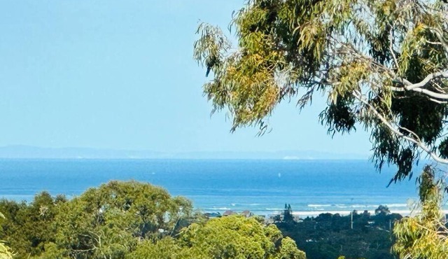 Ocean View 3 bedroom entire house central of Caloundra