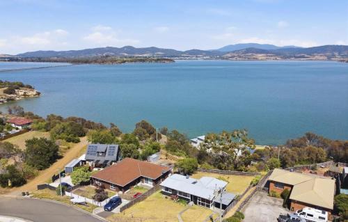 Ocean View Holiday Home - Easy Access to Hobart