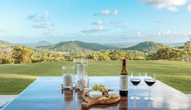 Ocean views. Close to Coolum Beach. Pet friendly. Firepit. Sleeps 11.