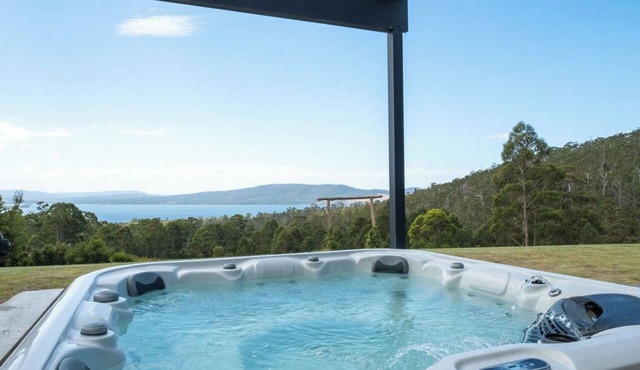 Ocean views, spacious & private, hot hub
