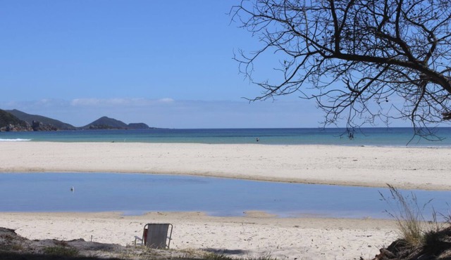 Ocean views! Walk across road to beach! Relaxing beach house flooded with light!