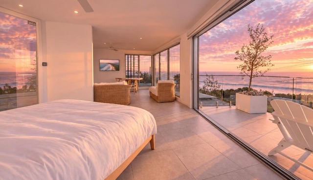 Oceanfront luxury apartment with views, king bed & private balcony