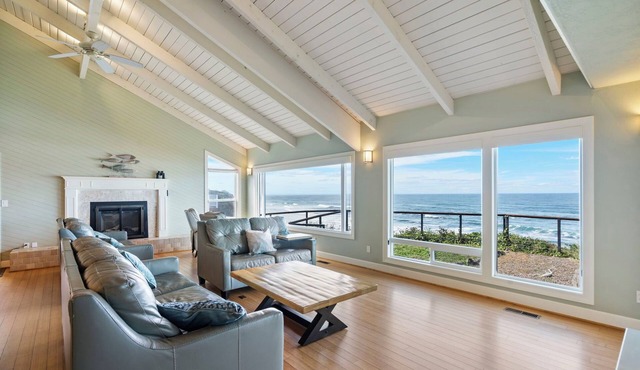 OCEANFRONT Roads End 4000sft Home w/Hot Tub, Game Room & Amazing Views! in Lincoln City
