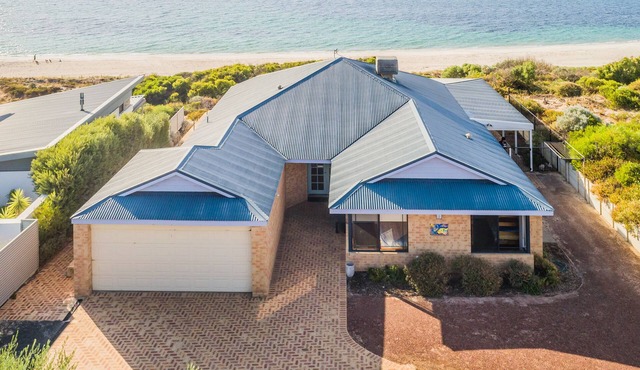 Oceanside relaxing beach front views. Wifi . Light spacious for shared times