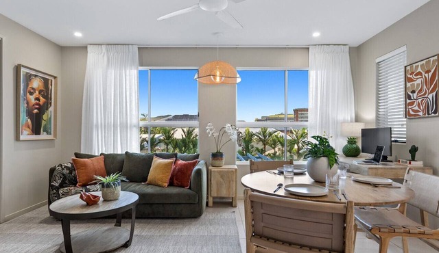 Oceanside at 201 Lake Street- Stylish Urban Retreat: Prime Location Steps from the Esplanade!