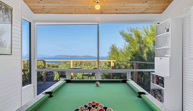 "Oceanview Retreat" - 20kms from CBD - Sleeps 8