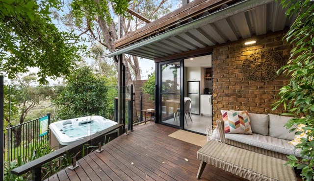 On The Deck Studio - Spa Hideaway in Scenic Belair