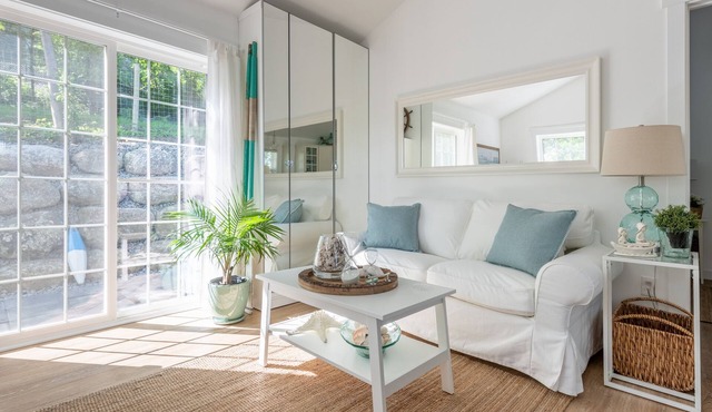 One bedroom fully equipped Mahone Bay luxury cottage in Mahone Bay