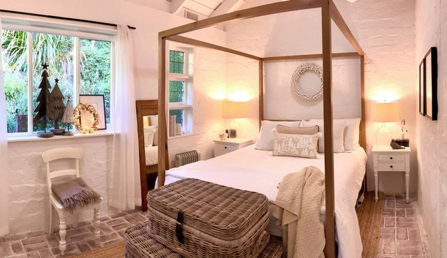 ONE WEE COTTAGE Cosy, romantic Dog friendly & booking now for Christmas in July