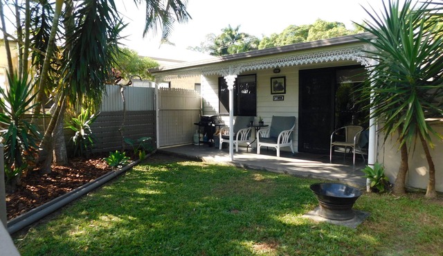 Open plan Studio, Fenced Yard for Dog, Gas BBQ, Firepit for marshmallow nights!