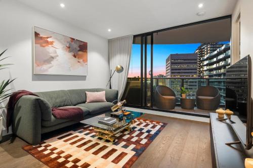 Opulent Luxury Resort Style Apartment with Albert Park Grand Prix Views