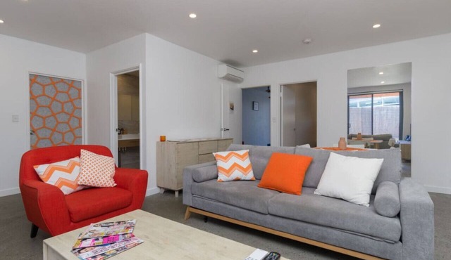 Orange Ground · Sunset Apartments - Orange Ground - 100m to shops.