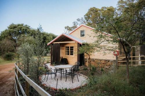 Orchard Cottage - Romantic Bushland Retreat with Sauna