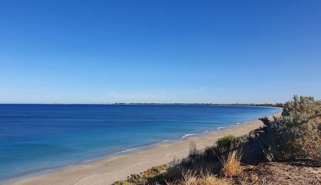 Original retro beach house lovingly restored with period furnishings, 3min beach