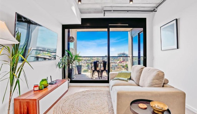 Ovation - New Footscray Apt w parking & pool