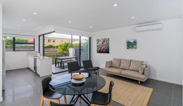 Oxford Steps - Executive 2BR Bulimba Apartment Across from the Park on Oxford St