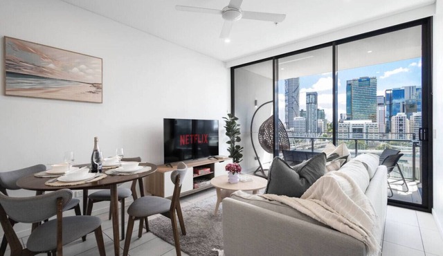 Panoramic 180° City Views 2BR +Carpark, Pool & Gym