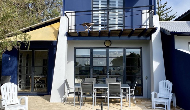 Panoramic Bay Views - Pet friendly & only a 5 minute stroll to town