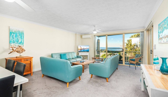 Panoramic Views, Steps to the Beach. in Gold Coast