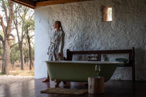 Parcoola Retreats Private Riverfront Escape with Outdoor Bath