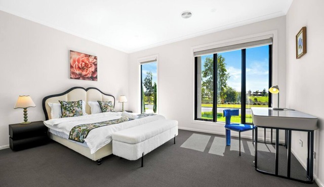 Park-fronted Luxury Grand Family House with Gym, Heated Pool/Spa, Tennis Court. in Mambourin