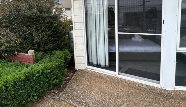 Parkwood 4 - ground floor studio, walking distance to shops and cafes