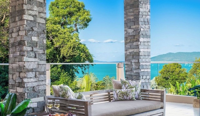 Peaceful 4 Bed 3 Bath property overlooking Pioneer Bay & Airlie Beach beyond