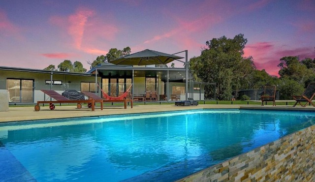 Peaceful Country Escape with Pool Spa Fireplace