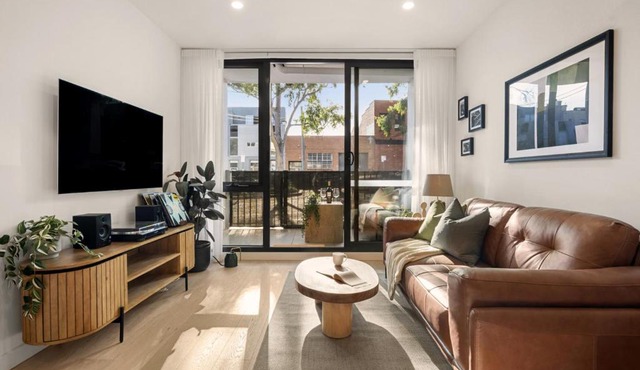 Peaceful Escape with King Bed, Parking and Walk to CBD!