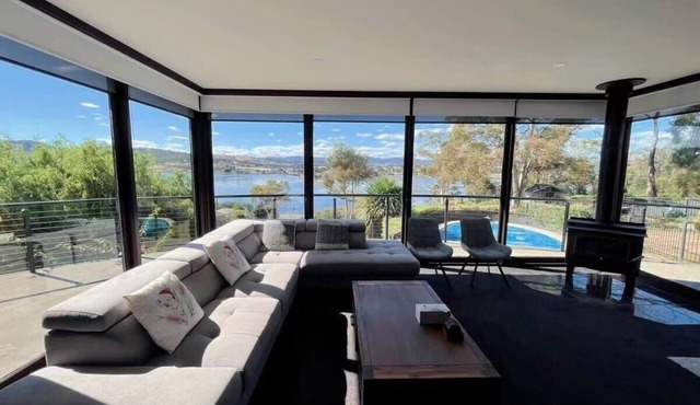 Peaceful house with great ocean & mountain view!