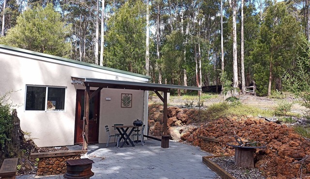 Peaceful relaxing Getaway in Karri Forest bordering a Nature Reserve.