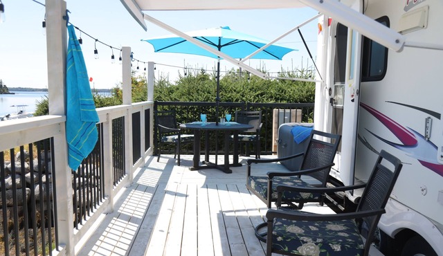 Pebble Oceanside RV Retreat – Waterfront Hot Tub & Deck in Mahone Bay