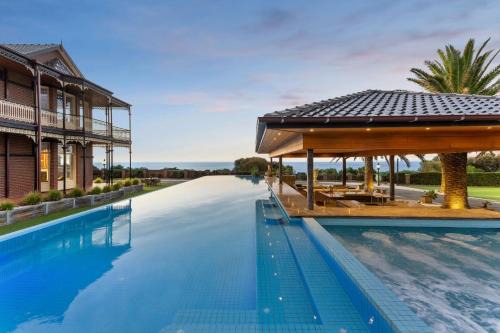 Pelican Clifftop Estate Magistic views with pool