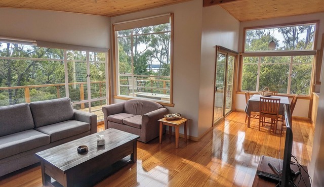 Pelican's Rest Accommodation | cosy & private self-contained houses | TASn