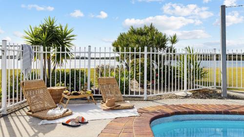 Peninsula Court Unit 9 - Peaceful Waterfront Escape with Pool - Holiday Yamba