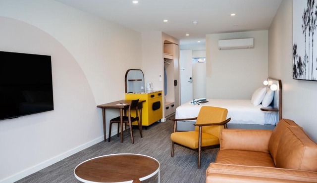 Peninsula Hotel Motel