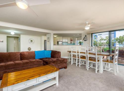 Peninsula Waters 3 Beautiful Air Conditioned Unit with Pool Lift and WI-FI