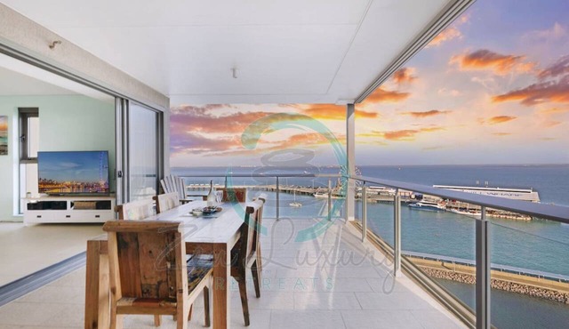 Penthouse Haven Lux Balcony Dining Sea View in Darwin
