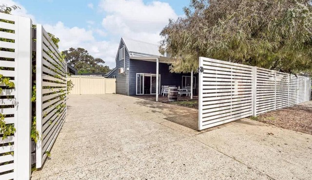 Pepper Cottage - Easy Beachside Living Close to Town