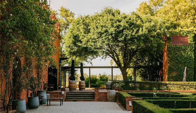 Perfect home oasis by the Murray, 90 meters from water front with swimming pool
