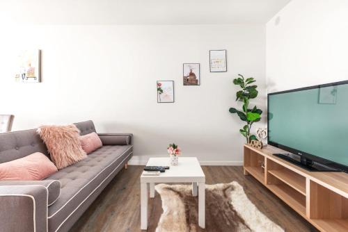 Perfect Location APT w Roof Top Pool GYM