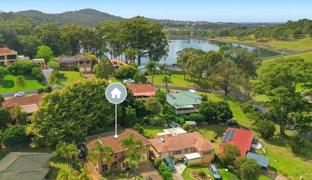 Perfect Modern House with 5 mins drive to Lighthouse Beach. Sleeps upto 9 guests in Port Macquarie