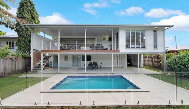Perfect Pool House: Idyllic Tropical Retreat