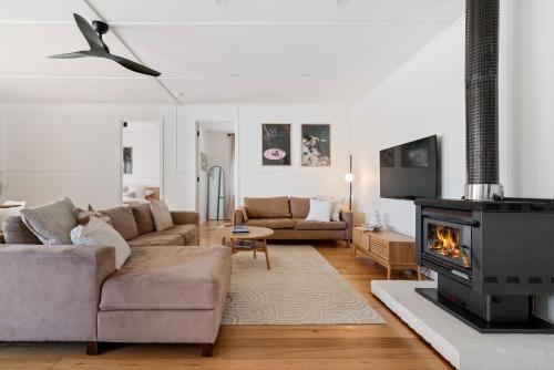 Perfect Winter Stay with wood fired pizza oven, fire pit and indoor wood fire