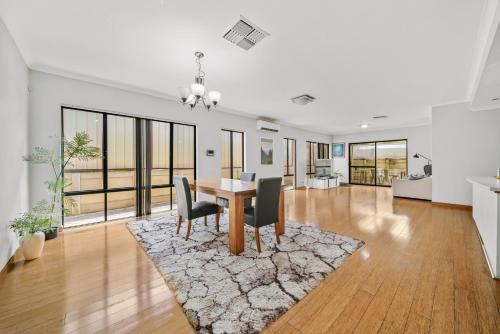 Perth Airport Stay 5BR House with 6 Beds &Parking