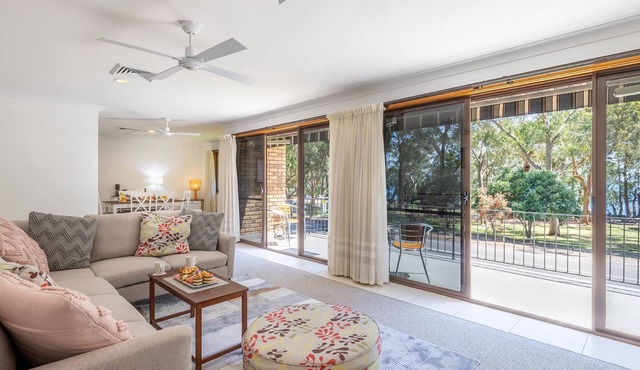 Pet friendly 139 Government Rd - Air Con, WiFi, Water views
